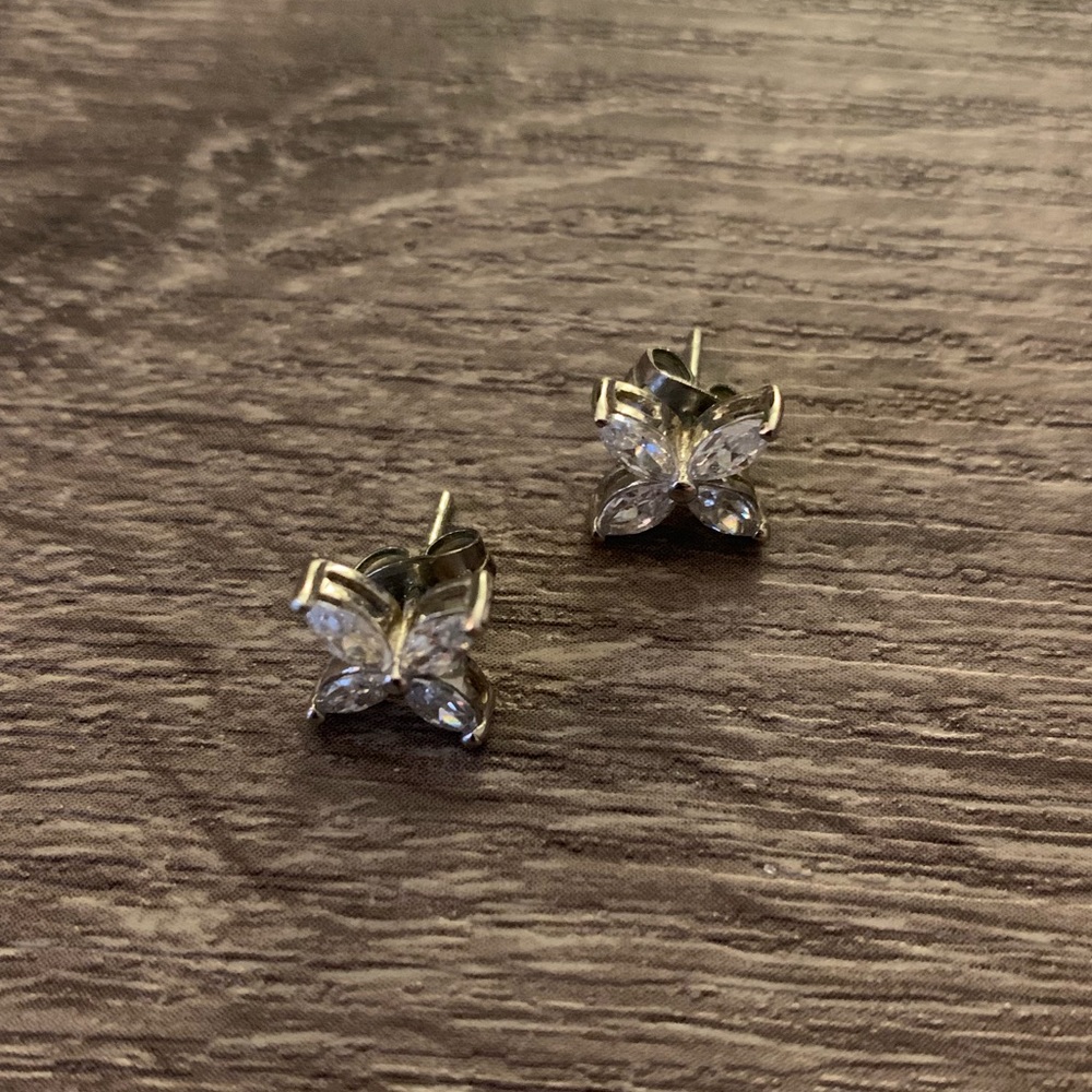 Flower stud earrings